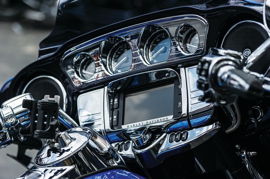 Stereo Trim for 14-16 Touring &amp; Tri Glide